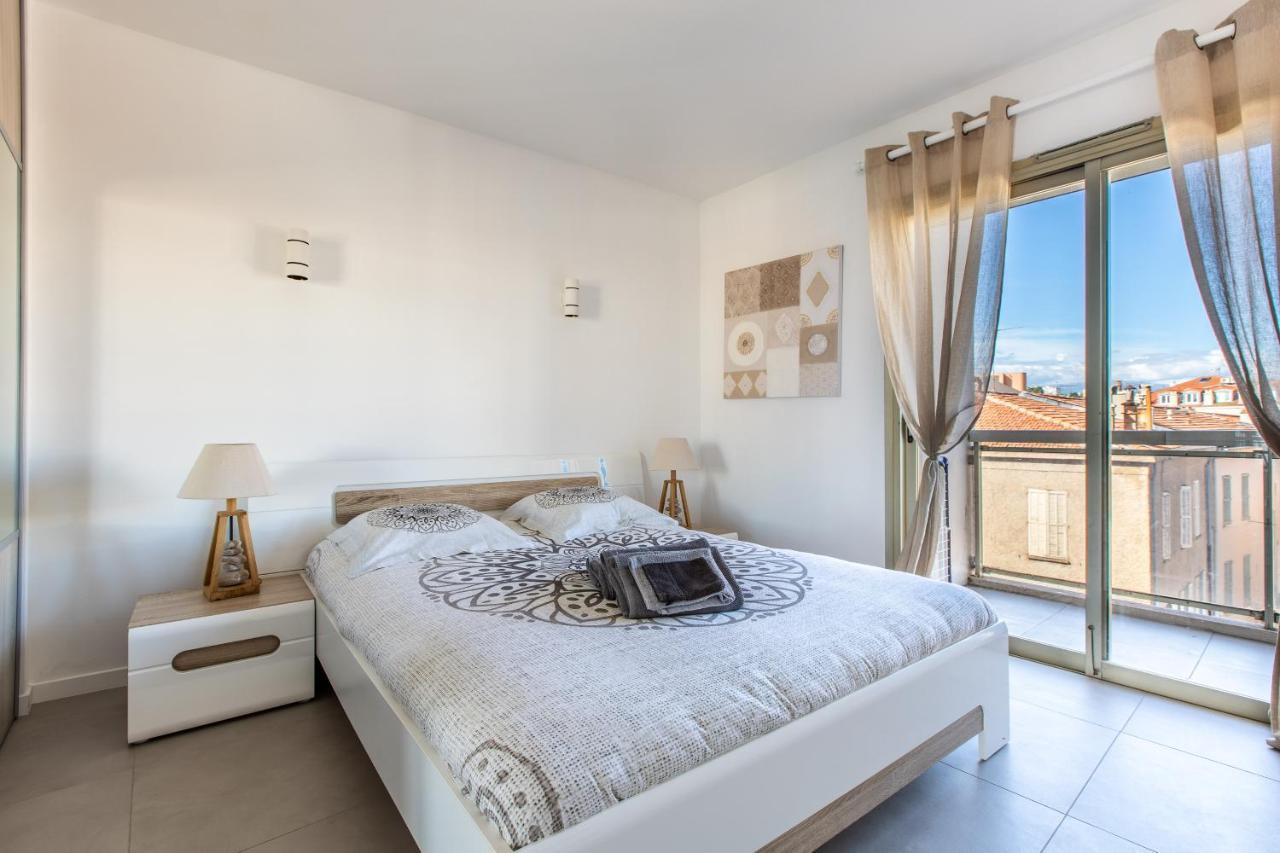Lb Vacation Rentals I Admire Panoramic Ocean Views Through Walls Of Windows คานส์ ภายนอก รูปภาพ