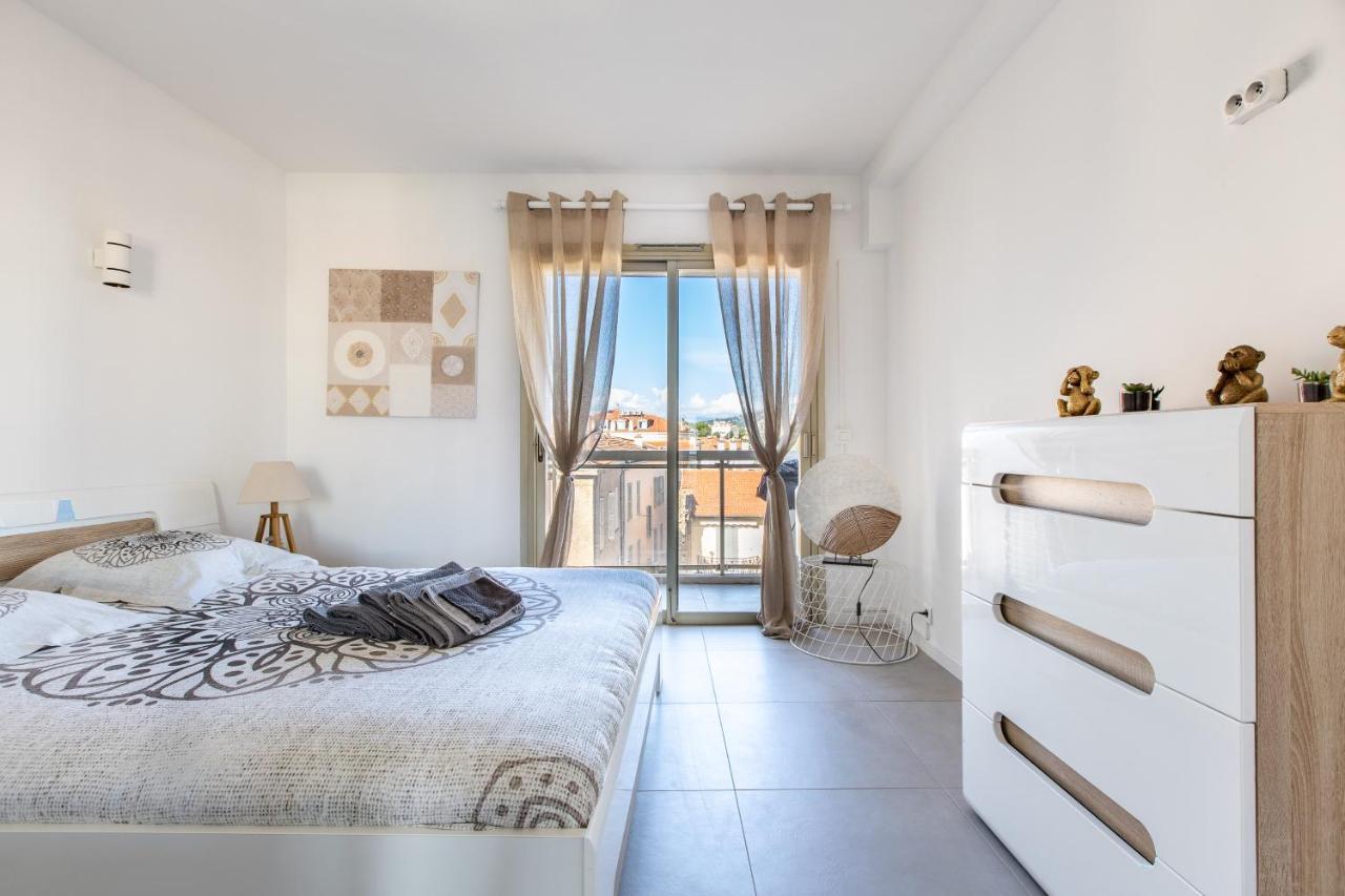 Lb Vacation Rentals I Admire Panoramic Ocean Views Through Walls Of Windows คานส์ ภายนอก รูปภาพ