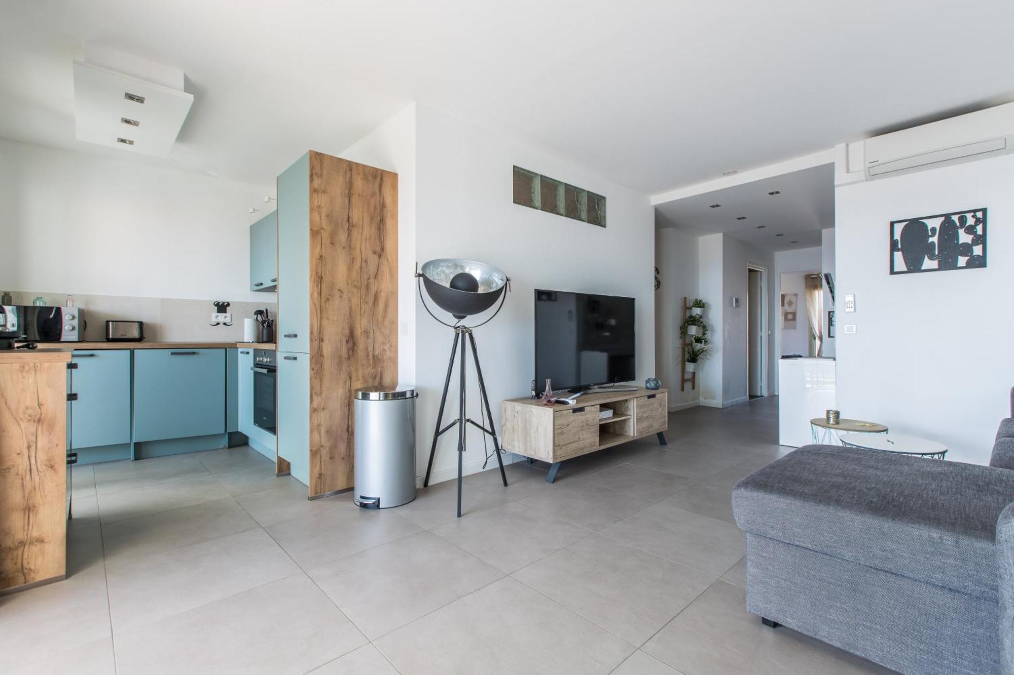 Lb Vacation Rentals I Admire Panoramic Ocean Views Through Walls Of Windows คานส์ ภายนอก รูปภาพ