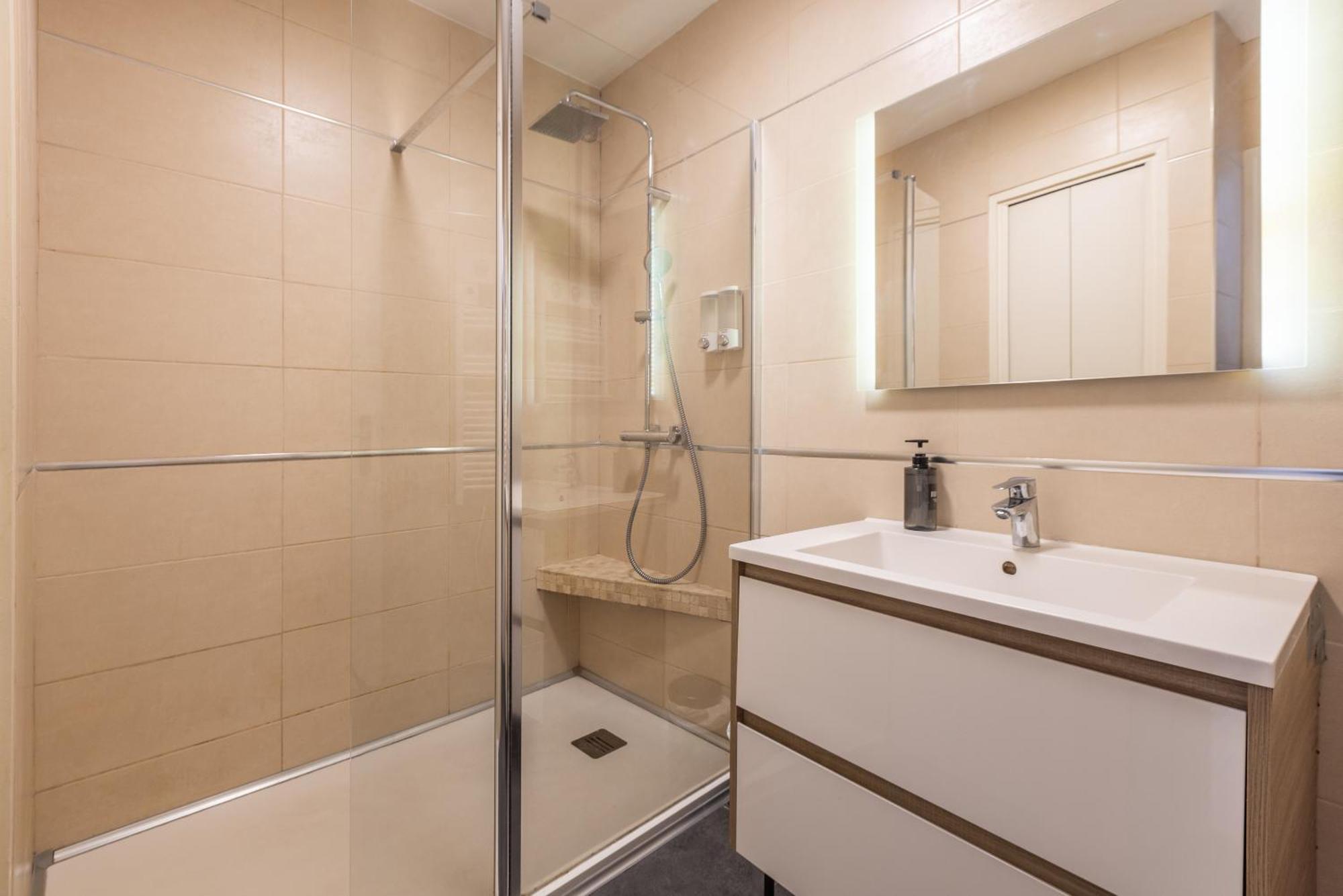 Lb Vacation Rentals I Admire Panoramic Ocean Views Through Walls Of Windows คานส์ ภายนอก รูปภาพ
